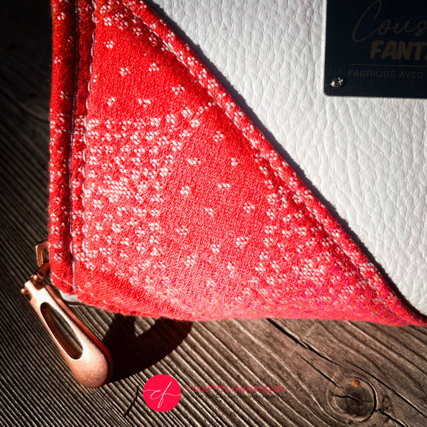 Un petit porte-cartes et monnaie zippé fait avec du tissu d'écharpe dégradé de jaune orangé à rose, au motif étoiles pointillistes, et du simili blanc.