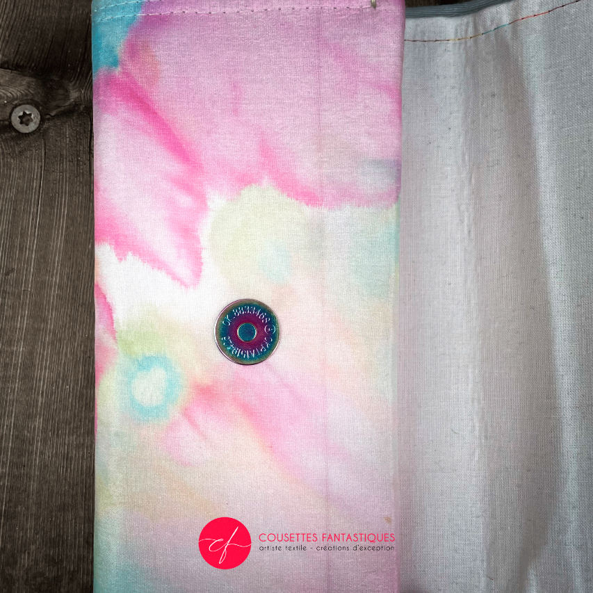 Un portefeuille fait en foulard en soie peint à la main et popeline rose bonbon.