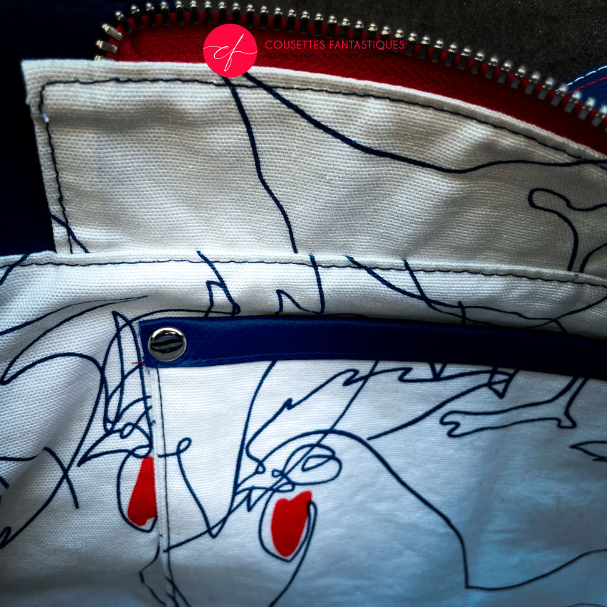 Un sac d'épaule réalisé avec plusieurs coupons d'écharpe de portage (bleu, blanc et rouge) et similis blanc et bleu.