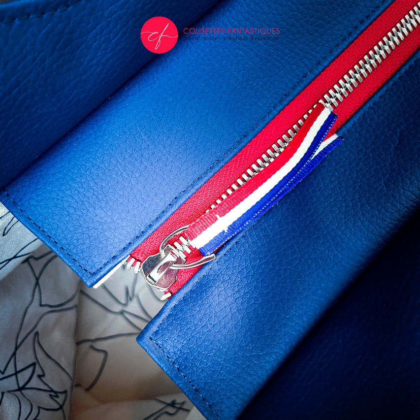 Un sac d'épaule réalisé avec plusieurs coupons d'écharpe de portage (bleu, blanc et rouge) et similis blanc et bleu.