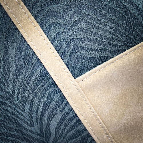 Un sac d'épaule fabriqué à partir d'un tissu au motif et à la texture d'un pelage de tigre vert forêt associé à un simili suédine beige, et une doublure composé d'une viscose haute-couture à tout petits carreaux vichy verts et blancs et d'un drap de lin crème chiné.