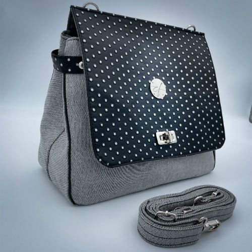 Un sac carré confectionné avec un simili noir à pois argentés et un denim couture gris.