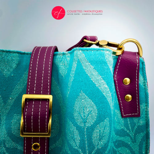 Un sac d'épaule en tissu d'écharpe turquoise et écru à motif de feuilles, simili prune et popeline menthe irisée.